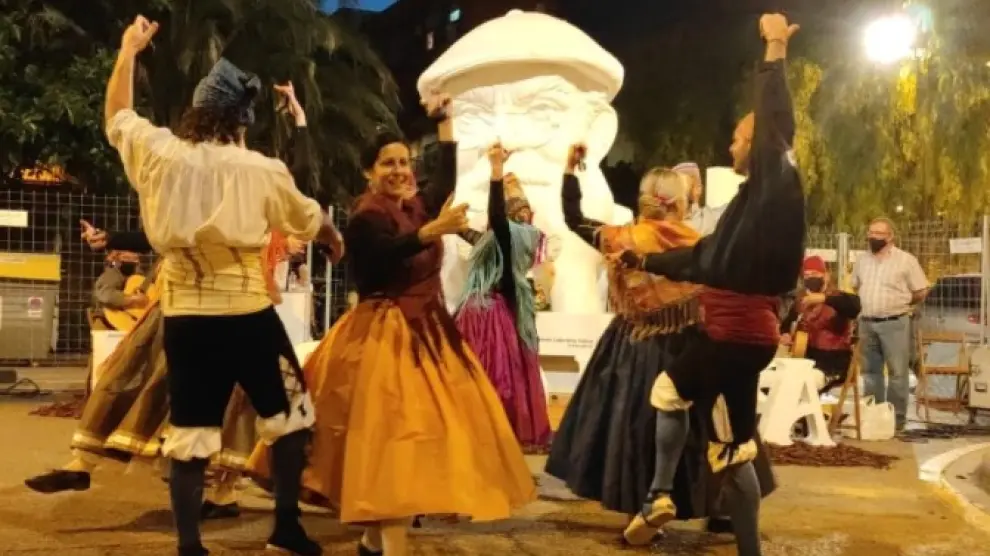 Un grupo de jota del Centro Aragonés en Valencia baila ante la falla dedicada a Labordeta, este jueves por la noche.