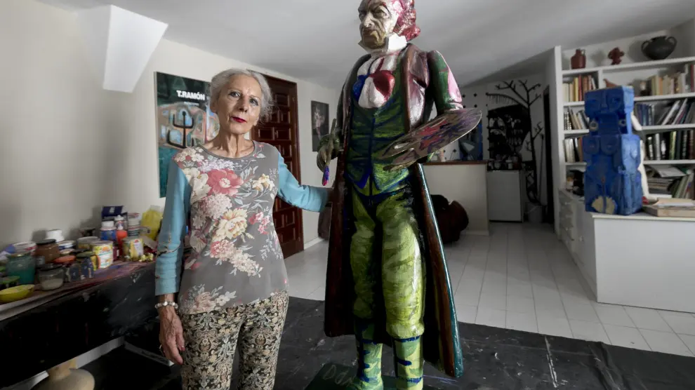 Teresa Ramón le da sus colores y su personalidad al cuerpo del pintor.