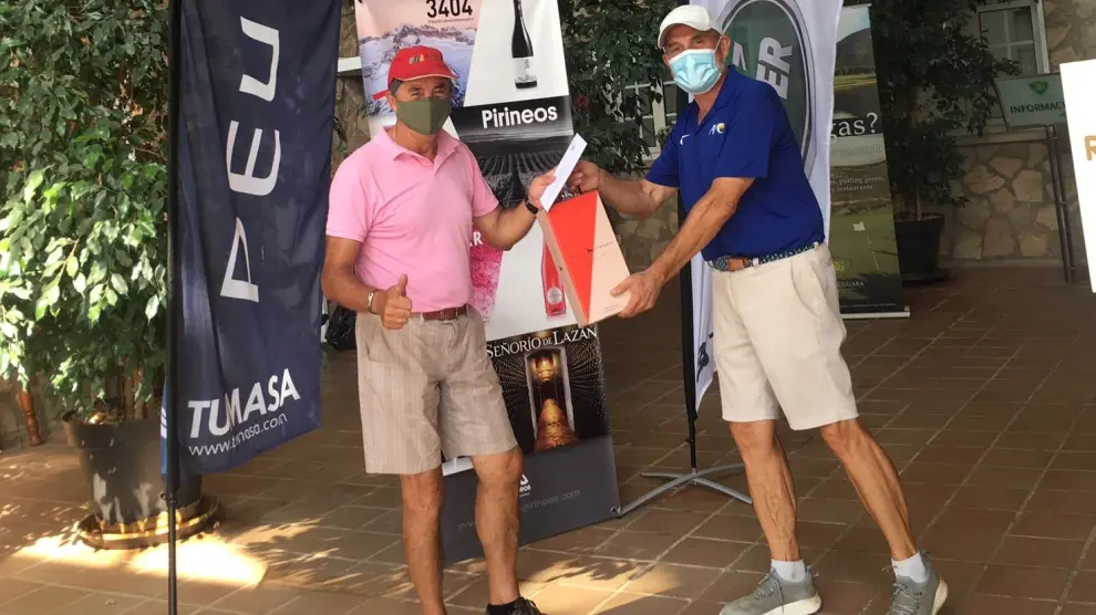 Enrique Algarate recoge su trofeo en Golf Guara.