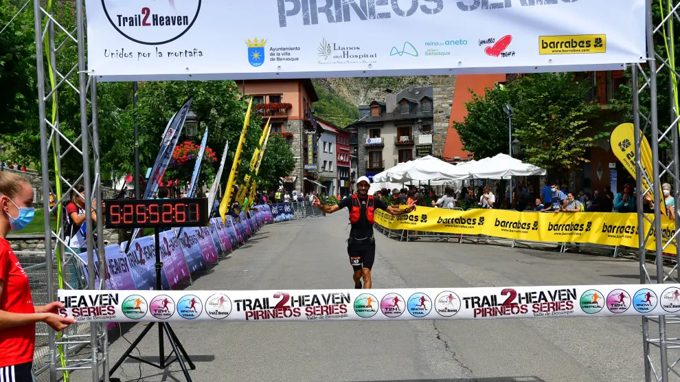 Pepelu Ballester cruza la línea de meta como ganador de la 50K del Trail 2 Heaven.