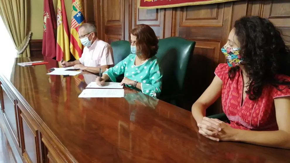 Juan Marco, director de Cáritas; la alcaldesa de Teruel, Emma Buj; y la concejala de Servicios Sociales, Nuria Tregón, en la firma del convenio este martes.