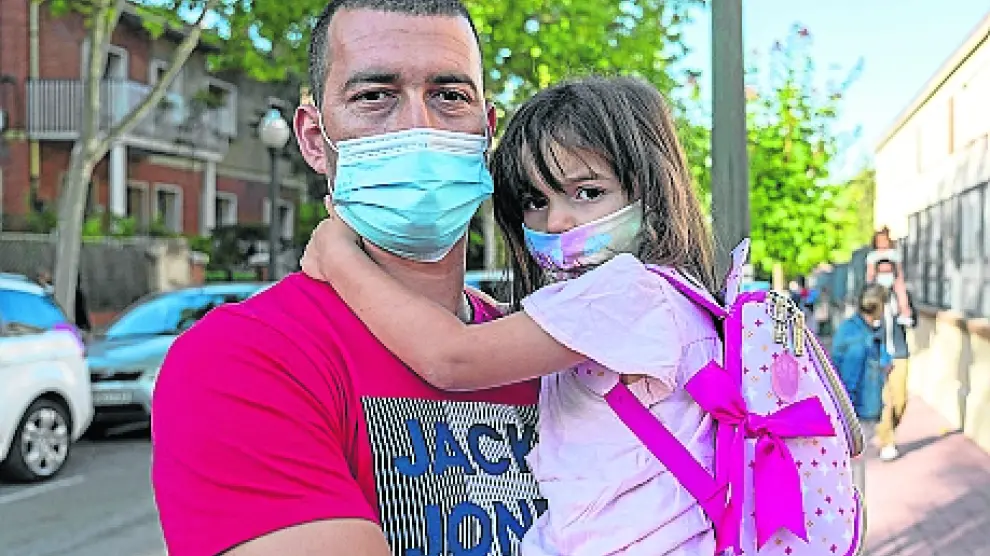 Mohamed, con su hija Sara, en Teruel.