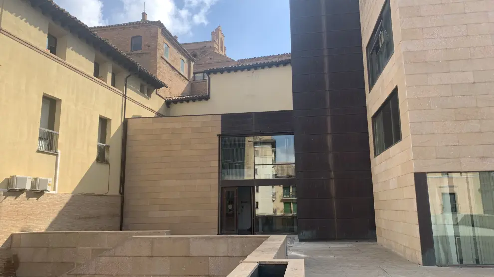 Acceso al Ayuntamiento de Huesca por la parte posterior del edificio.