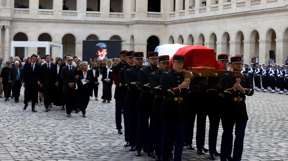 Paris (France), 09/09/2021.- French Republican guards carry the coffin of late French actor Jean-Paul Belmondo during a tribute ceremony at the Hotel des Invalides in Paris, France, 09 September 2021. Belmondo died on 06 September 2021 at the age of 88 years. (Francia) EFE/EPA/IAN LANGSDON / POOL
 FRANCE TRIBUTE JEAN PAUL BELMONDO