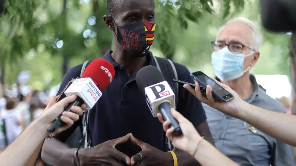 El portavoz del sindicato de manteros y miembros de la Asociación de los Sin Papeles, Serigne Mbaye, participa en una concentración frente al Ministerio del Interior para exigir la reforma del Reglamento de Extranjería.