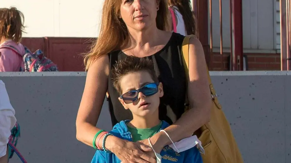Mercedes Navarro, con su hijo Álvaro.