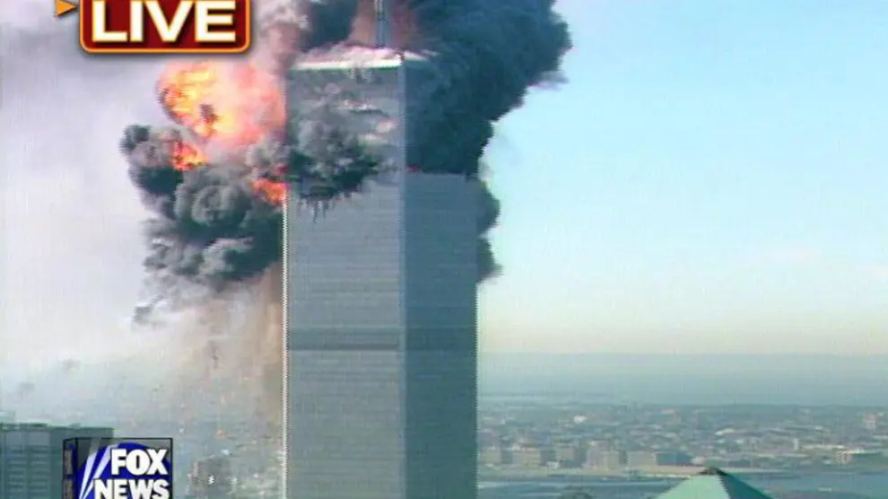 Una imagen de la cadena Fox con el impacto en directo de uno de los aviones contra la segunda torre.