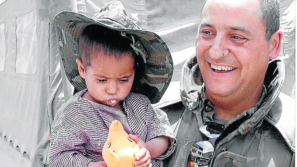 José María Muñoz, con una niña de dos años durante su misión en Kabul
