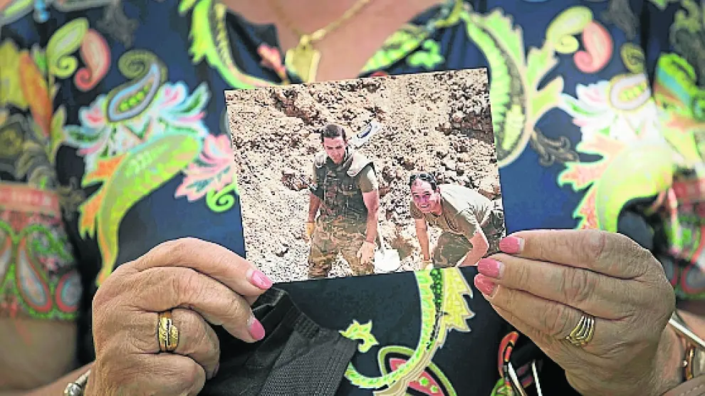 María Saz muestra una foto de su hijo, desactivador de bombas.