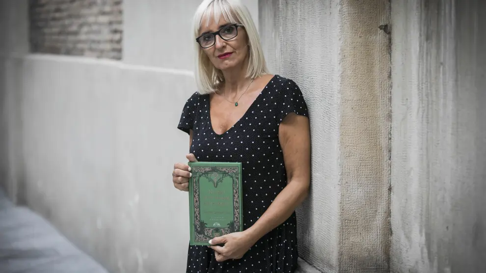 Patricia Esteban Erlés, aficionada al mal y a la oscuridad, con su libro.