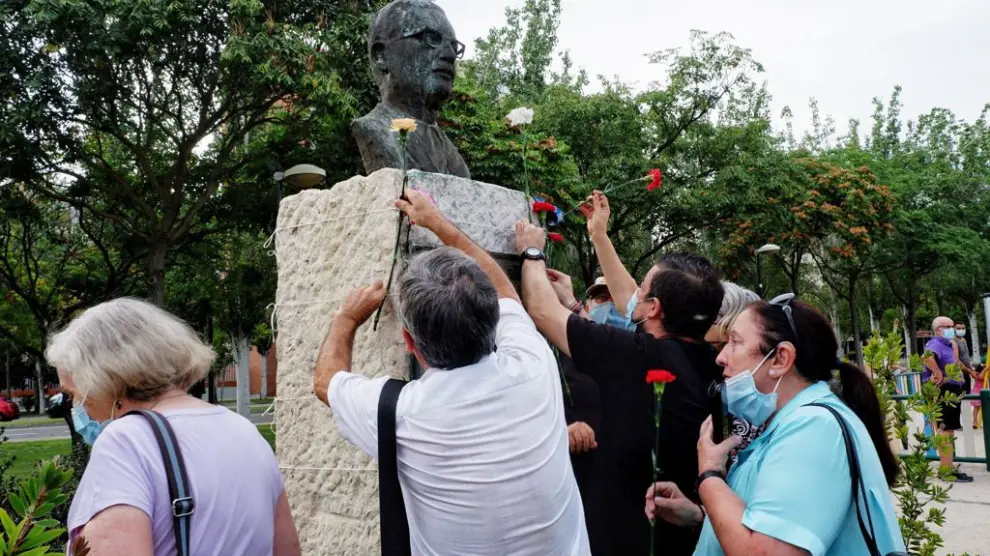 Un grupo de vecinos de la margen izquierda de Zaragoza ha celebrado este domingo el tradicional homenaje a la figura del líder chileno, Salvador Allende.