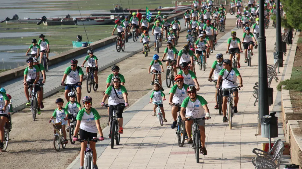 Algunos de los participantes ayer en el Día de la Bicicleta en Mequinenza