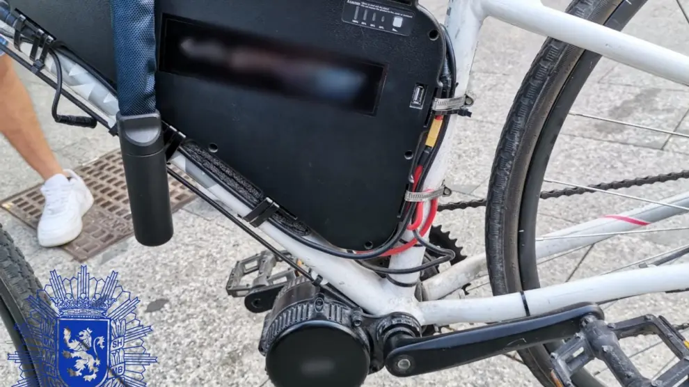Bicicleta con un motor incorporado al pedalier similar a un ciclomotor.