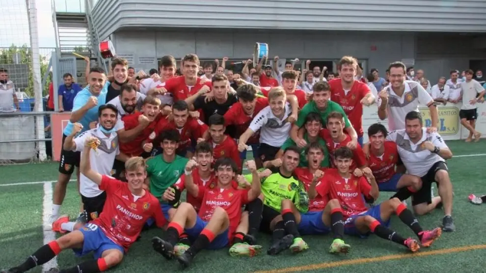 El Montecarlo celebra la victoria en la vuelta del fútbol de máxima categoría juvenil al José Luis Violeta.