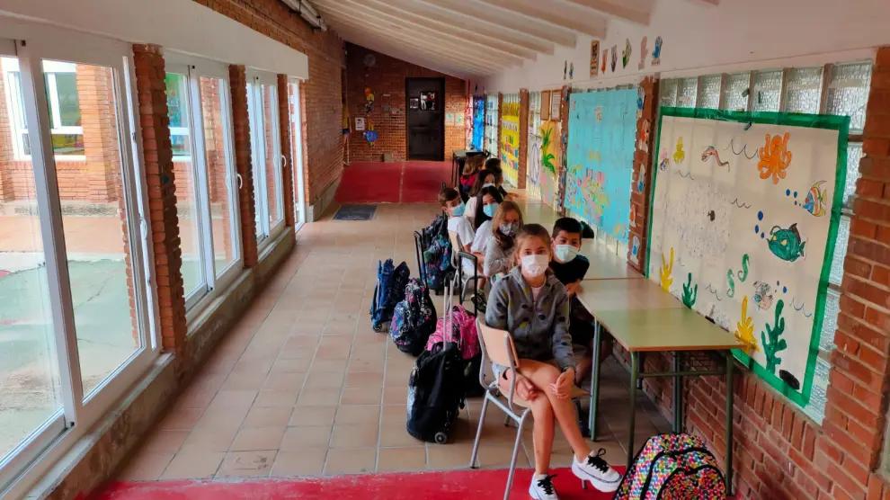Los niños de 5º y 6º de Primaria dando clase en el poche en Paniza