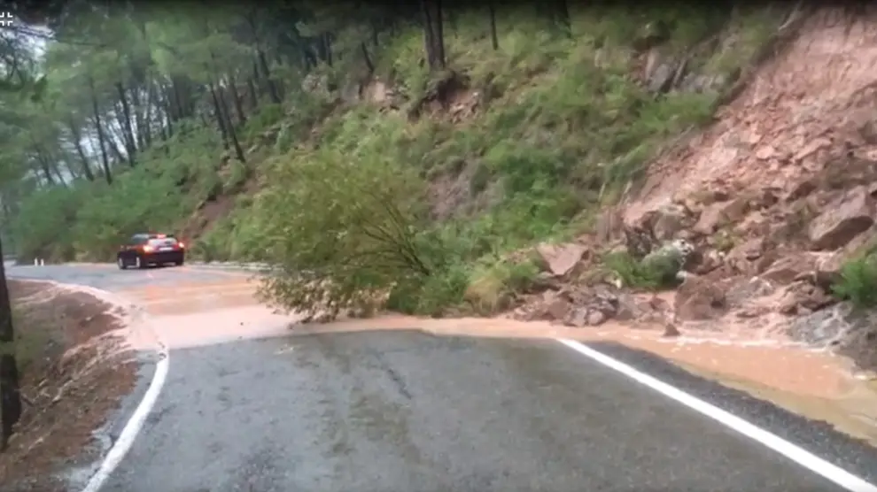 La lluvia ha provocado un desprendimiento que ha afectado a la carretera que conduce a Olba.