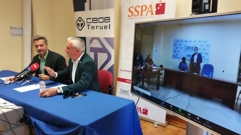 Sergio Calvo y Carlos Mor, de Ceoe Teruel, en la rueda de prensa conjunta ofrecida este viernes con empresarios de Cuenca y Soria.