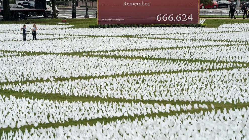 Más de 600.000 banderas blancas, una por cada fallecido en Estados Unidos, en el Mall de la capital