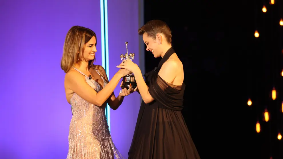 Penélope Cruz entregando el premio el Donostia a Marion Cotillard