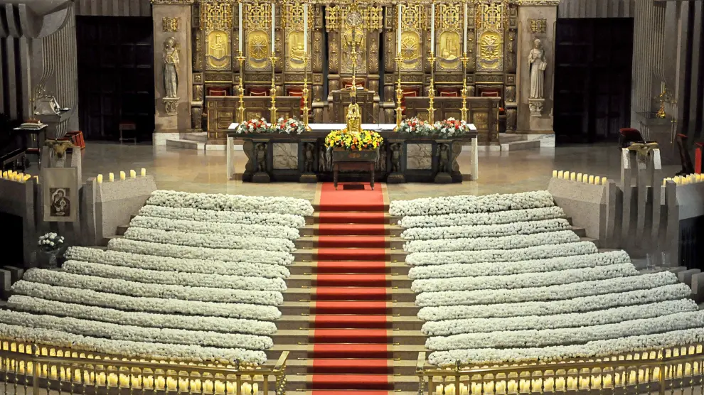 Un manto formado por más de 15.000 flores ofrecidas a la Virgen de Torreciudad.