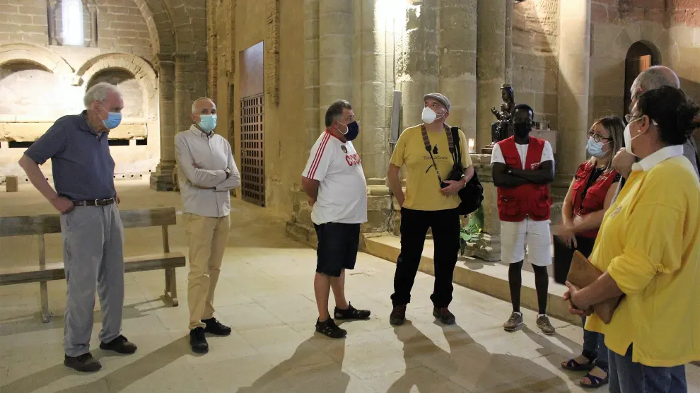 Uno de los grupos de visitantes en el interior de la iglesia. Al fondo, el Panteón Real.