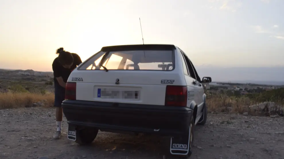 Gonzalo y Jorge preparan el coche para su aventura en el 'Dakar'.