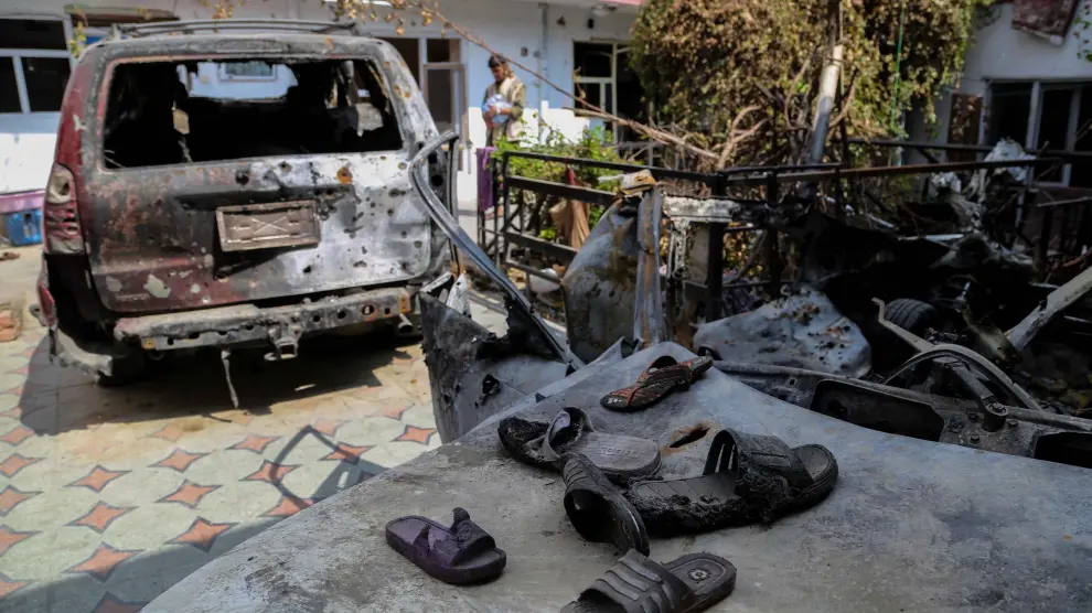Restos de vehículos dañados por una explosión en Afganistán.