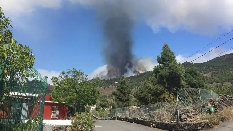 Volcano erupts on Spanish island of La Palma, Spain September 19, 2021. REUTERS/REUTERS/Borja Suarez[[[REUTERS VOCENTO]]] SPAIN-VOLCANO/ERUPTION
