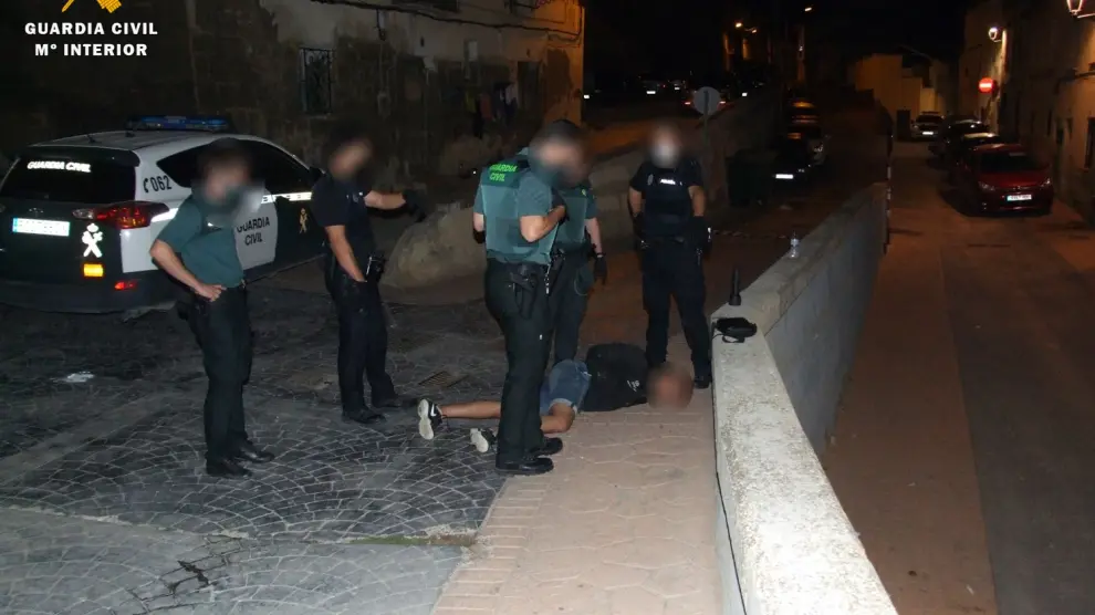 Agentes de la Guardia Civil, con el detenido por homicidio en grado de tentativa en Ejea.