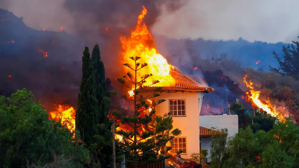 El tejado de una casa en llamas en La Palma