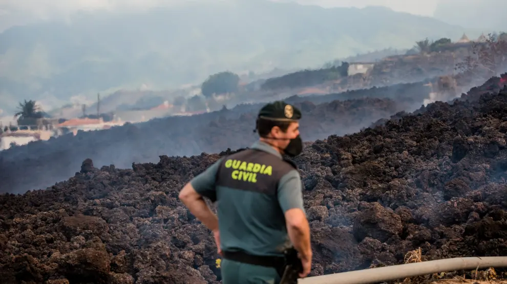Un Guardia Civil vigila una zona afectada por el volcán.