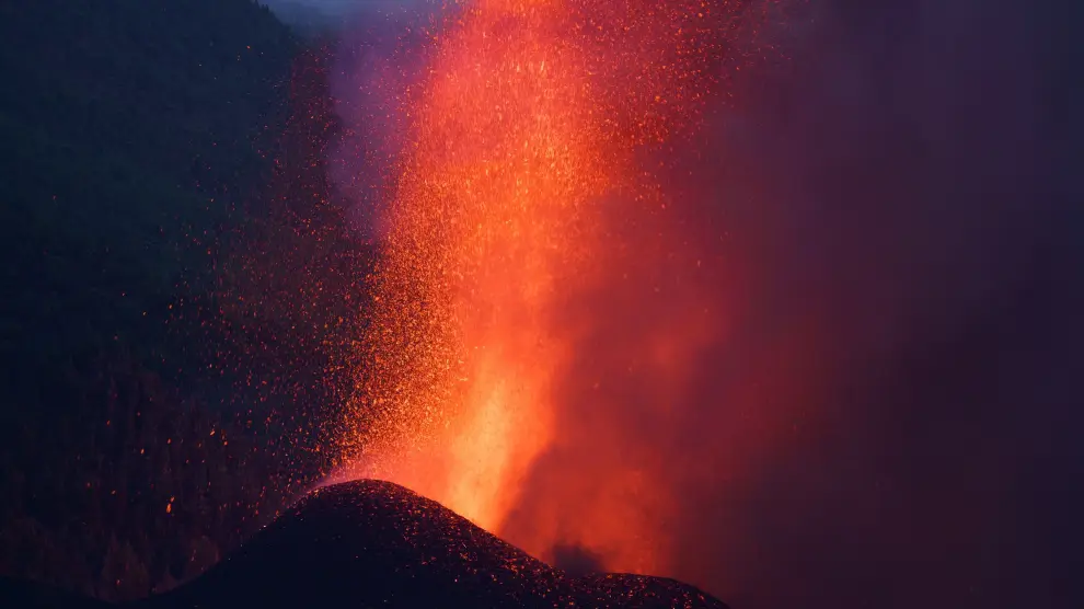 El nuevo volcán de La Palma afronta su segunda noche