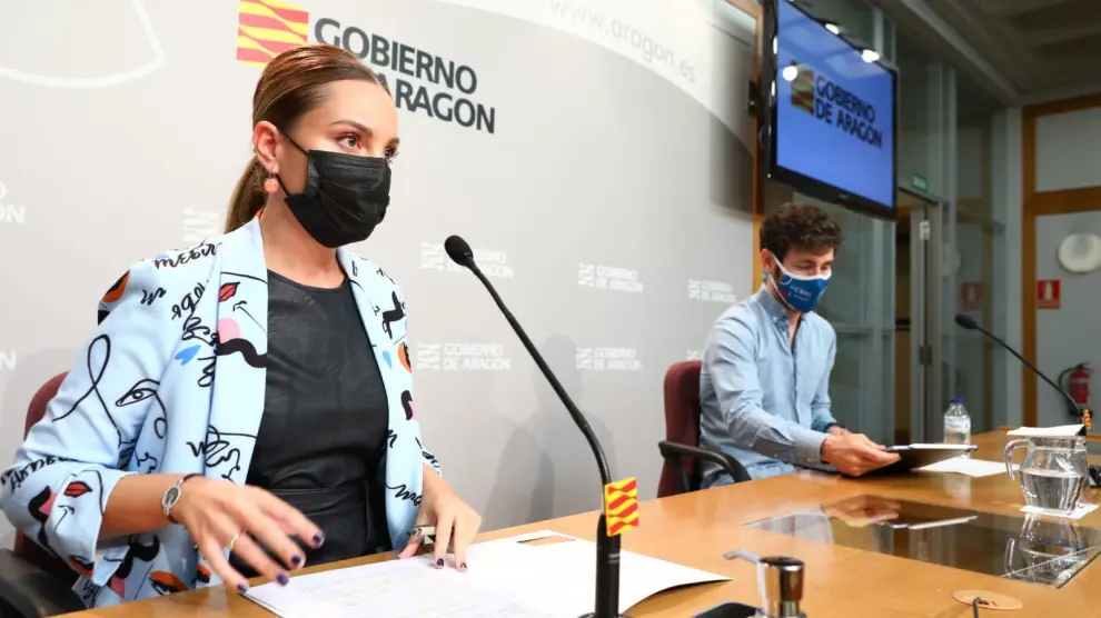 Maru Díaz y Ramón Guirado durante la rueda de prensa de lanzamiento de las becas salario para universitarios celebrada este miércoles