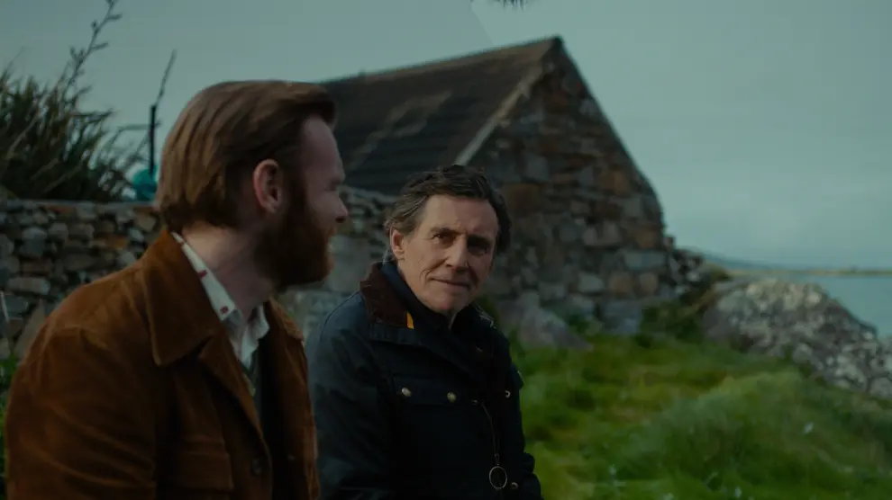 Una escena de la película: aunque parezca insólito: padre (a la izquierda) e hijo (a la derecha) se confiesan en su Irlanda natal
