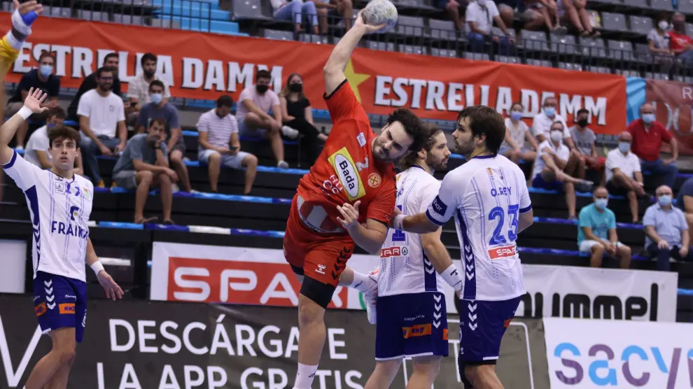 Montoya, pivote del Bada Huesca, realiza un lanzamiento en el duelo con el Granollers.