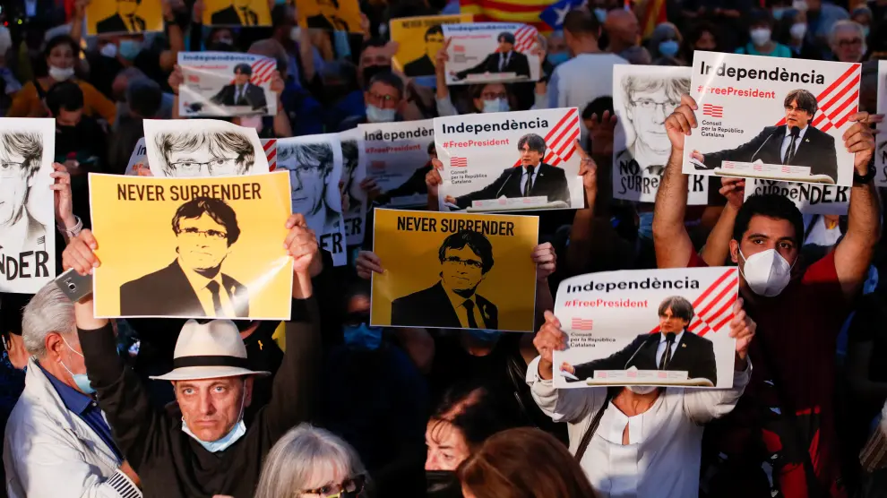 People demonstrate following the arrest of former Catalan government head Puigdemont