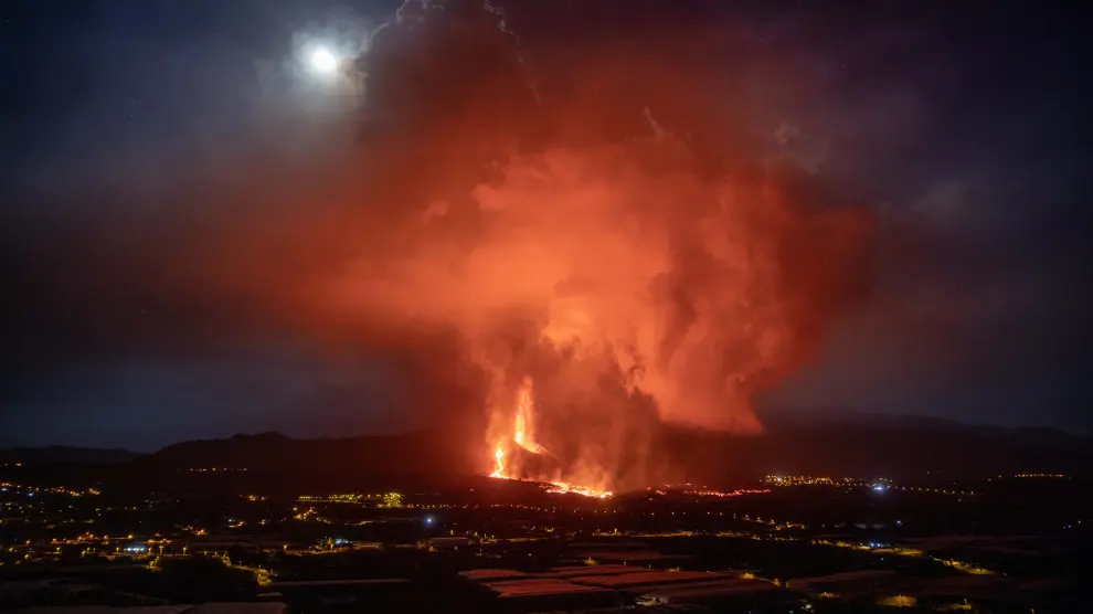 La nueva colada de lava del volcán de Cumbre Vieja (La Palma) discurre por encima de la que salió en los últimos días, siendo más fluida y más rápida que las primeras coladas de la erupción.