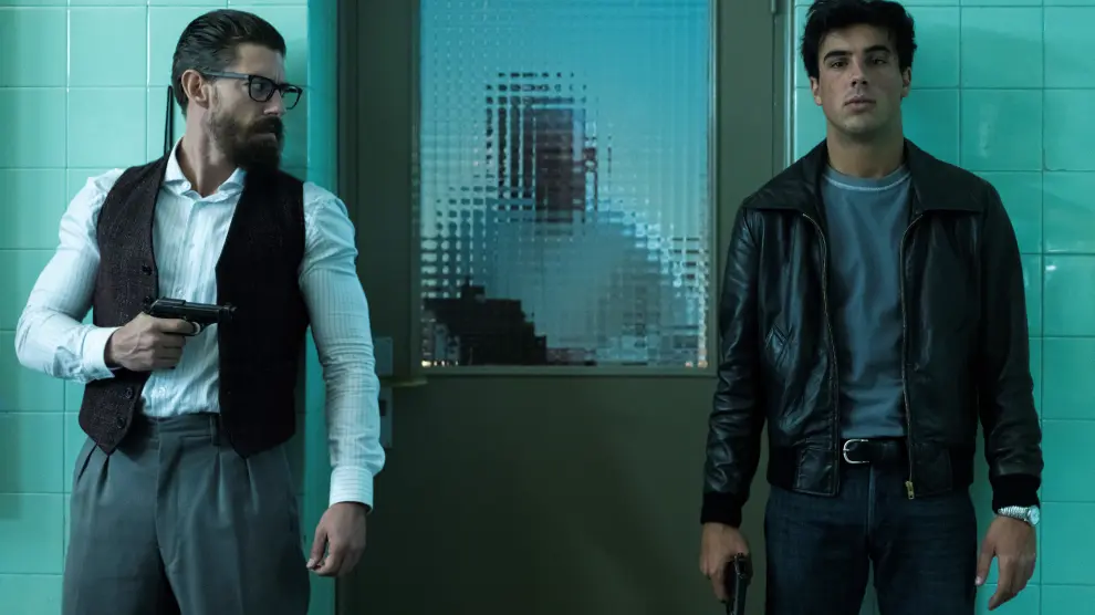 Fotograma facilitado de la serie de Netflix 'Jaguar' con los actores Adrián Lastra (izquieda), en el papel de Sordo, y Óscar Casas, como Castro.