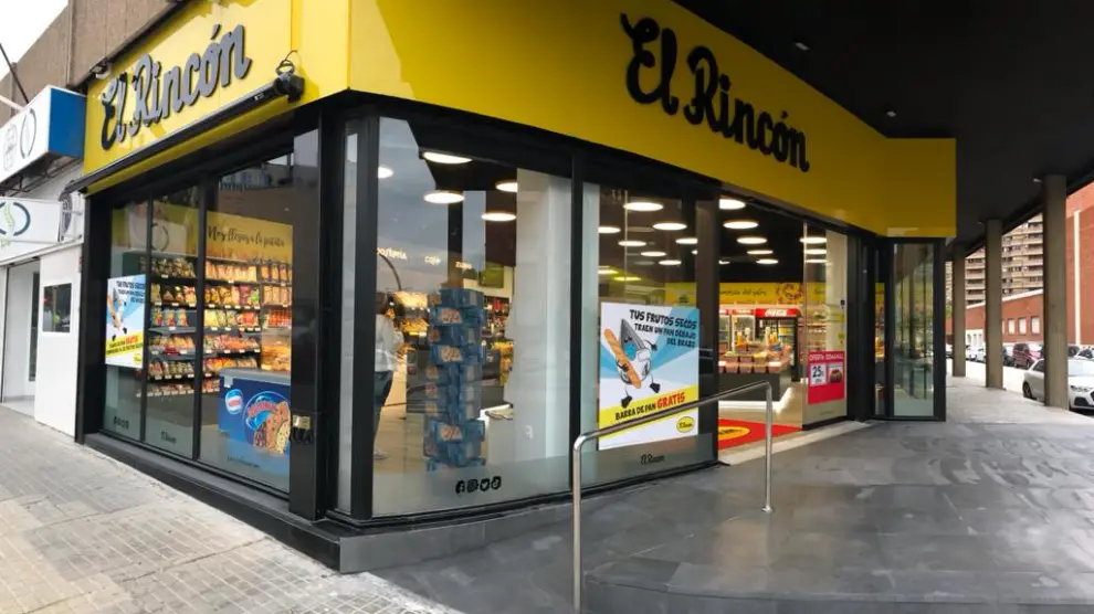 Exterior de la nueva tienda ubicada en Vía Univérsitas.