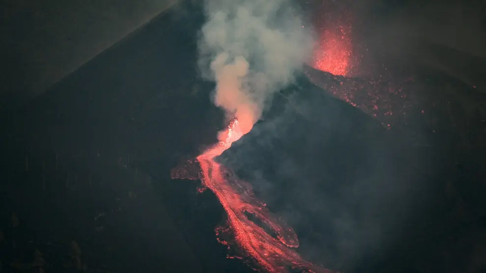 La lava bajando por la ladera del volcán Cumbre Vieja este viernes por la tarde