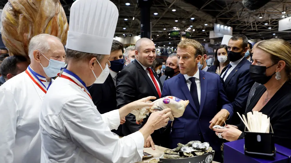 Macron, en un momento de la visita a la feria gastronómica en Lyon.
