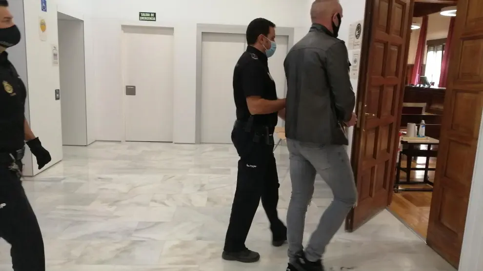 El acusado, este martes, en el momento de entrar a la sala de vistas de la Audiencia de Teruel.
