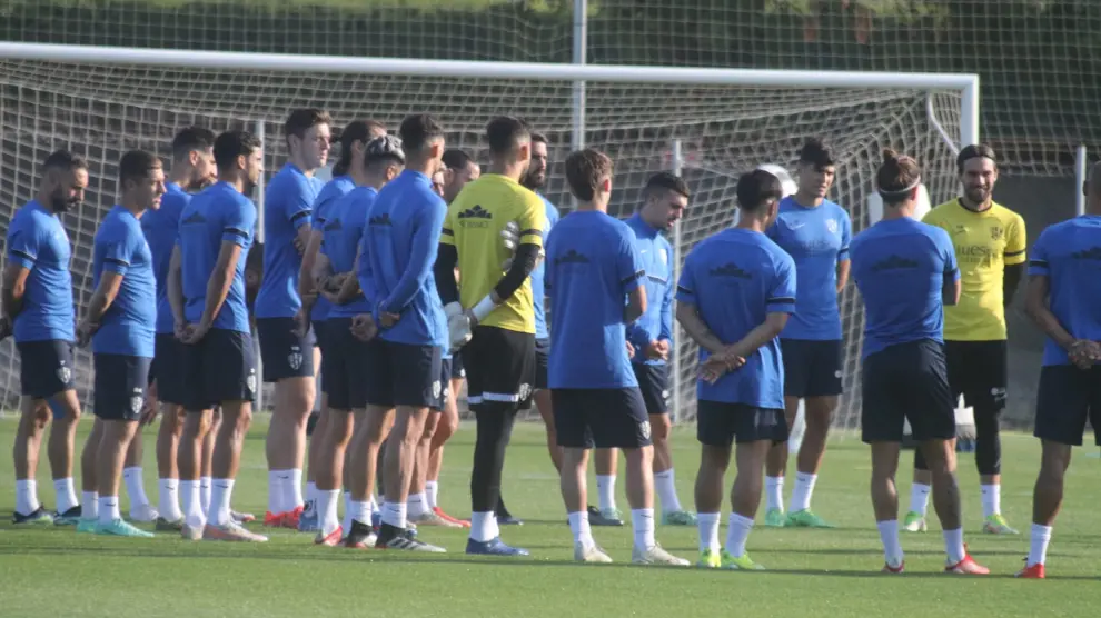 Los jugadores de la SD Huesca, durante la charla previa al inicio del entrenamiento de este martes.