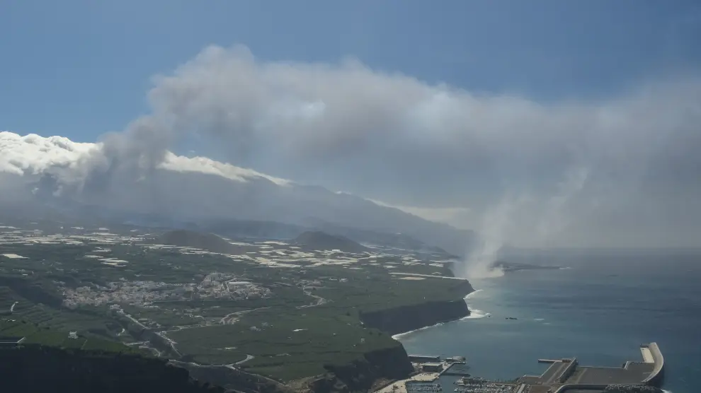 La lava de la erupción volcánica de La Palma cae en el mar