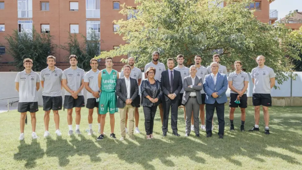 Los jugadores, técnicos, dirigentes y patrocinadores del Levitec Huesca La Magia.