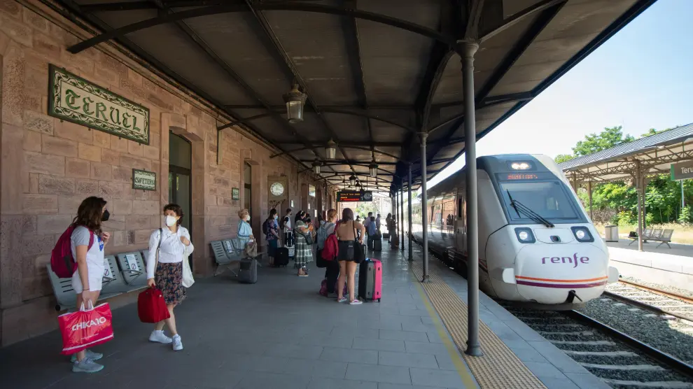 Un tren llega a la estación de Teruel procedente de Valencia.