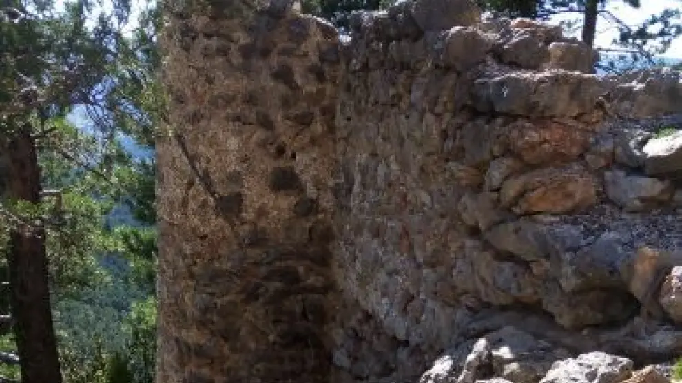 El castillo del Cid en Fortanete conserva aún tres de sus torreones.