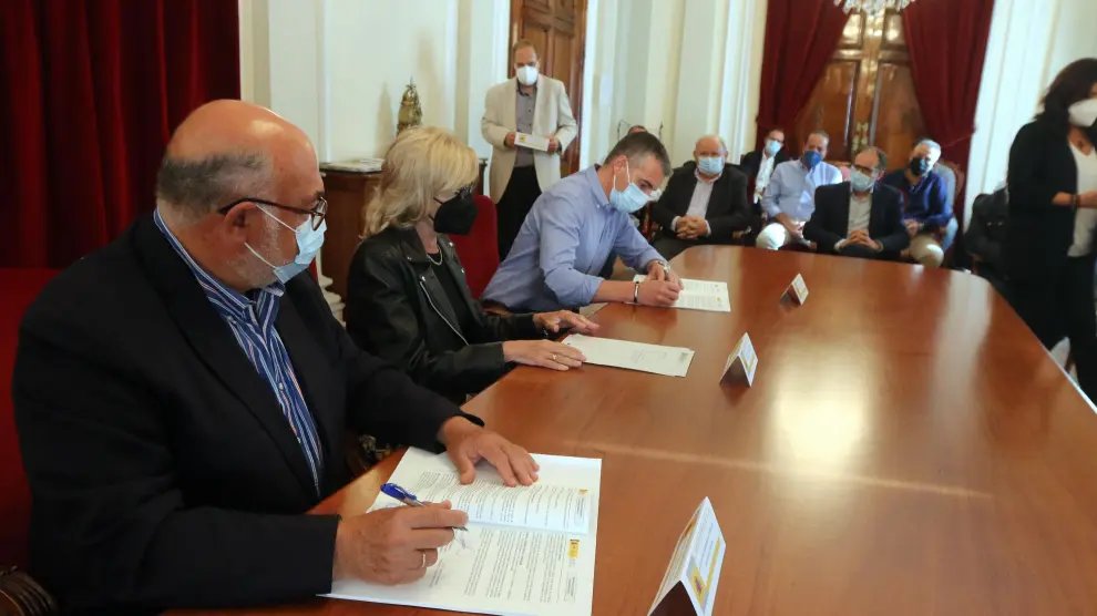 El presidente de Seiasa firmó el convenio en Huesca con las comunidades de regantes.
