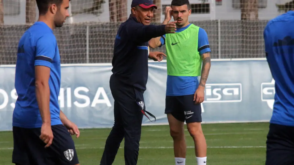 Nacho Ambriz da instrucciones a Joaquín Muñoz en un entrenamiento.