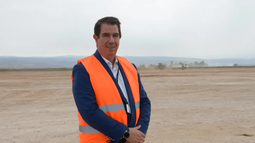 Alejandro Ibrahim, director del aeropuerto de Teruel, junto a la futura campa Sur.